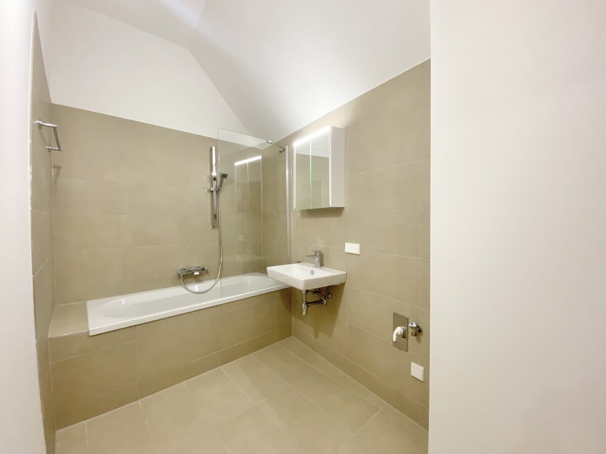 ERSTBEZUG - Sonnige 3 Zimmerwohnung mit Dachterrasse - 2 bedroom Apartment with terrace /  / 1110 Wien / Bild 6