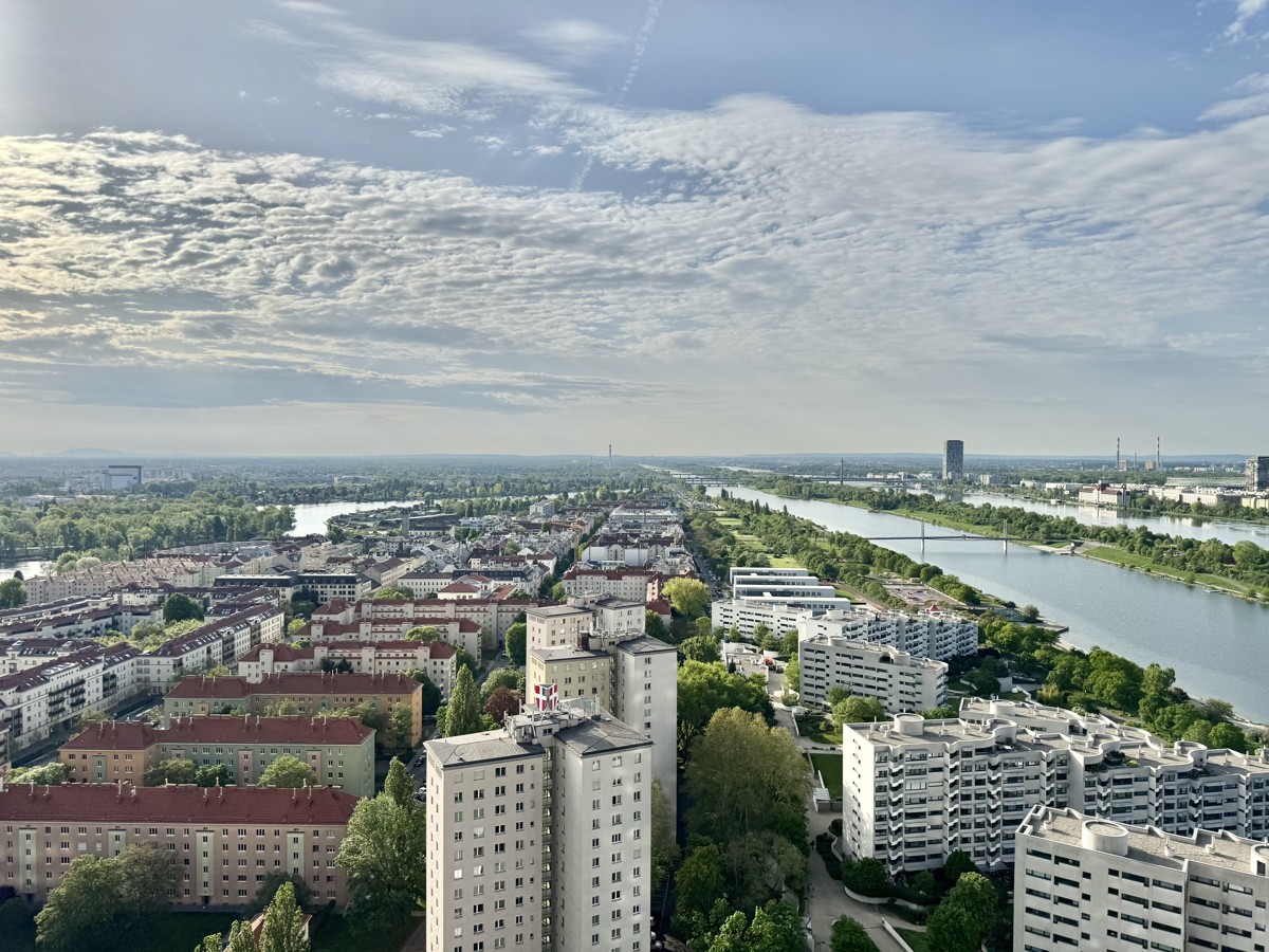 DANUBEFLATS - 45m2 Balkon inkl. Mblierung, Pool und Wellness Bereich - U1 vor der Tre! LUXUS LEBEN AM WASSER /  / 1220 Wien / Bild 1
