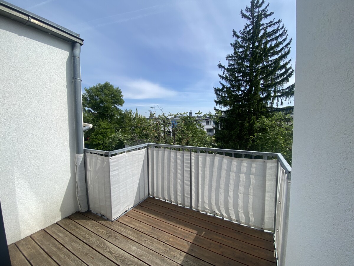 Charmante 2-Zimmer-Dachgeschosswohnung mit Balkon im 13. Bezirk ! Tiefgaragenplatz !
