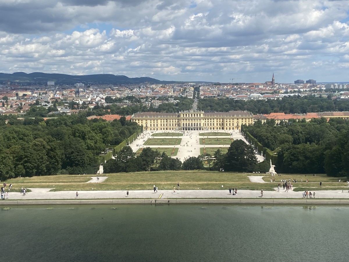 IDEALE FAMILIENWOHNUNG ! Herrliche 3 Zimmer, neue Küche und auch noch  
PROVISIONSFREI !