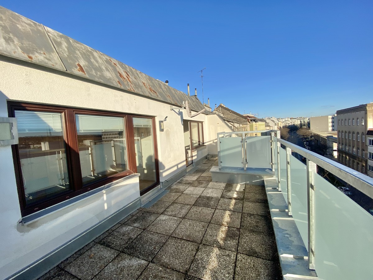 Familienhit! 4 Zimmer Dachgeschowohnung + Terrasse ohne Dachschrgen - 3 Bedroom apartment+ terrace
NEUER PREIS /  / 1140 Wien / Bild 3