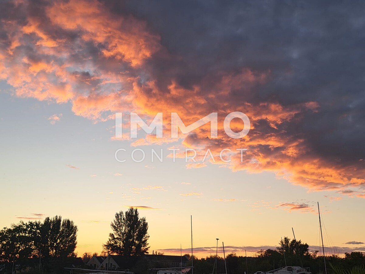 Bootshaus mit Garage, Kran, Wohnflchen und Terrassen mitten am See /  / 7093 Jois / Bild 1