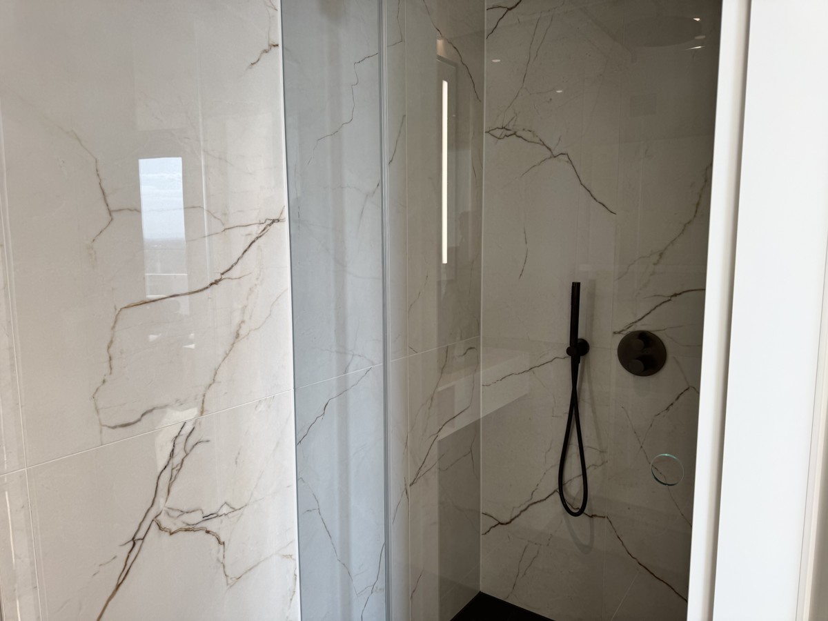 DANUBEFLATS - 45m2 Balkon inkl. Mblierung, Pool und Wellness Bereich - U1 vor der Tre! LUXUS LEBEN AM WASSER /  / 1220 Wien / Bild 2