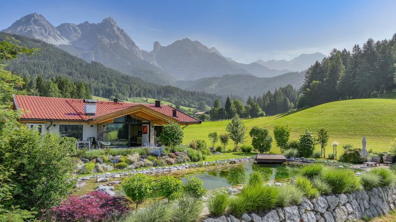 Exklusive Villa mit Schwimmteich in unverbaubarer Toplage /  / 5760 Saalfelden am Steinernen Meer / Bild 1