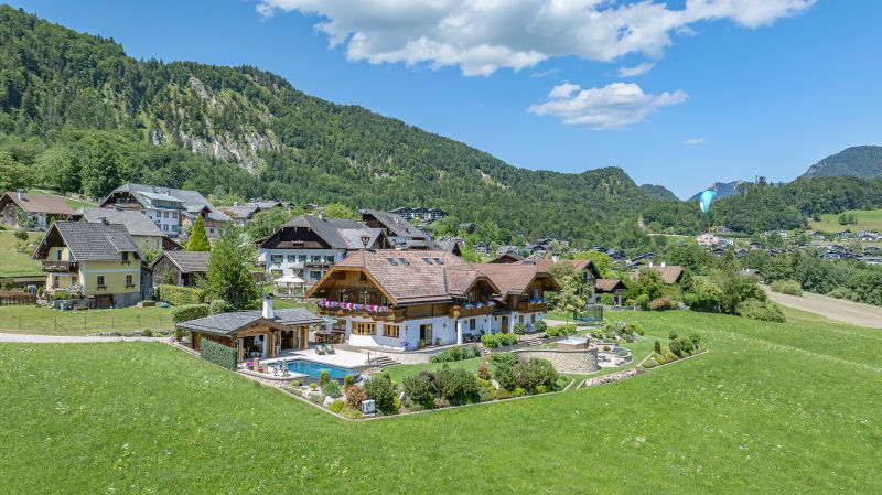Einzigartige Landhausvilla mit Pool und unverbaubarem Seeblick / / 5340 Sankt Gilgen / Bild 1