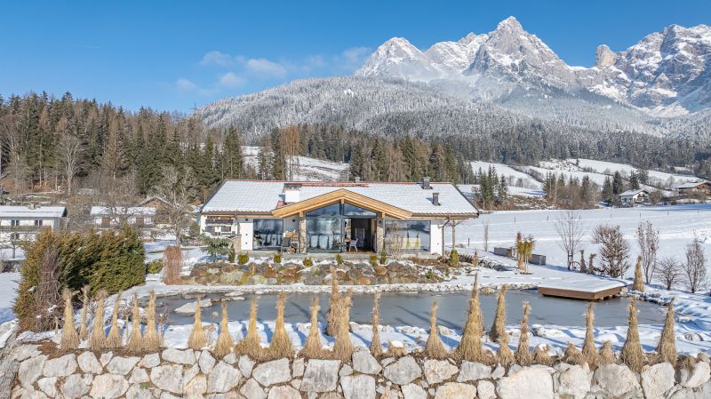 Exklusive Villa mit Schwimmteich in unverbaubarer Toplage /  / 5760 Saalfelden am Steinernen Meer / Bild 1