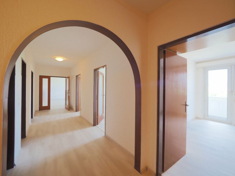 Traumfernblick: 4-Zimmer-Wohnung mit Panoramaloggia, Klima & 2 Stellplätzen in Wiener Neudorf! / / 2351 Wiener Neudorf / Bild 3