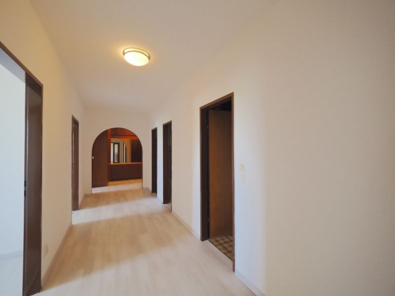 Traumfernblick: 4-Zimmer-Wohnung mit Panoramaloggia, Klima & 2 Stellplätzen in Wiener Neudorf!