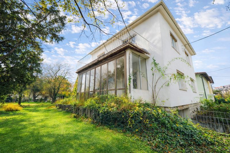 Zeitloses Einfamilienhaus (general-sanierungsbedürftig) auf großem Grundstück in schönem Wohngebiet / / 2500 Baden / Bild 1
