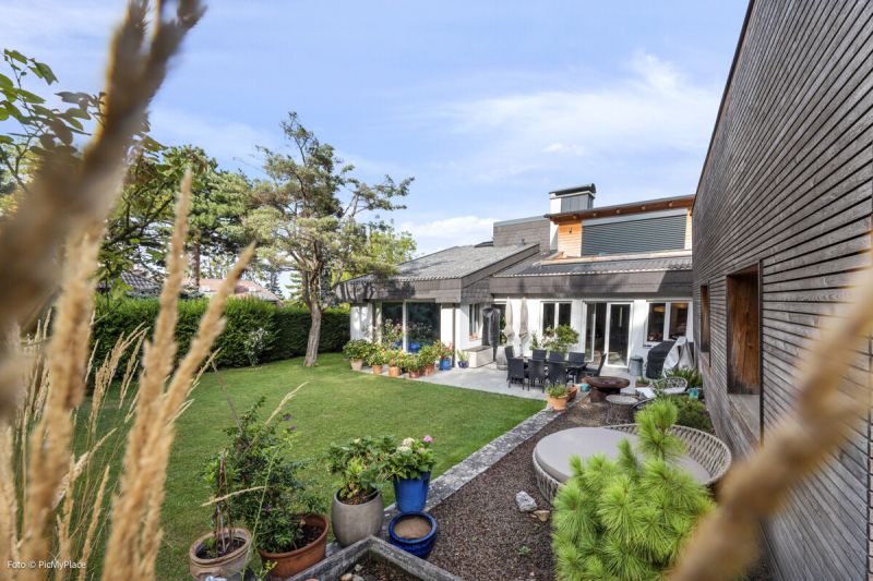 Drei in einem - Wohnen - Wellness -  Arbeiten!<br />
Groer Garten - Garagen - und Autostellpltze!