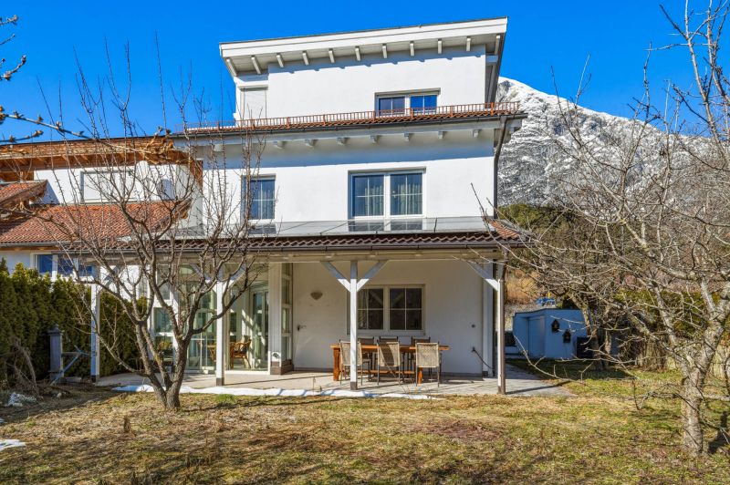 Familientraum! Einfamilienhaus mit gro�z�gigem Garten und Garage in Telfs zu verkaufen.