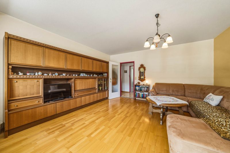 Ihr neues Zuhause in Völs! Gut geschnittene drei Zimmer Wohnung mit sonniger Loggia & KFZ-Stellplatz / / 6176 Völs / Bild 2