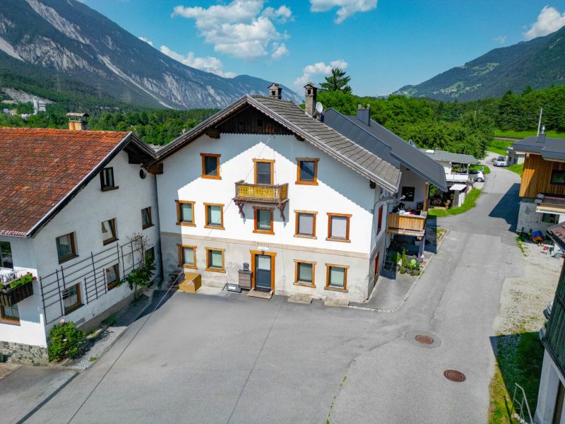 Charmantes und vielseitig nutzbares Hofanwesen mit grozgiger Freiflche, Teich, sowie ausbaubarem Dachboden in ruhiger Lage von Roppen zu verkaufen!