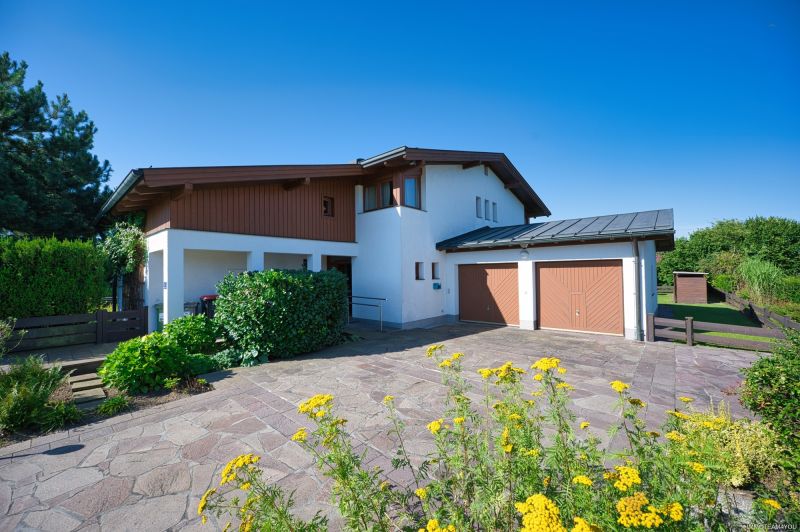 Exklusivit�t und Privatsph�re pur auf 2.610 m2 Grundfl�che! Von der Terrasse in den Schwimmteich. /  / 4840&nbsp;V�cklabruck / Bild 2
