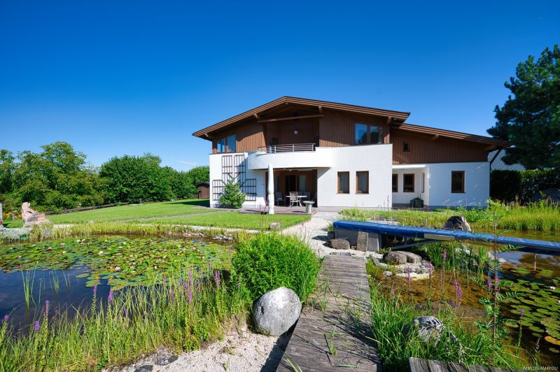 Exklusivit�t und Privatsph�re pur auf 2.610 m2 Grundfl�che! Von der Terrasse in den Schwimmteich. /  / 4840&nbsp;V�cklabruck / Bild 5