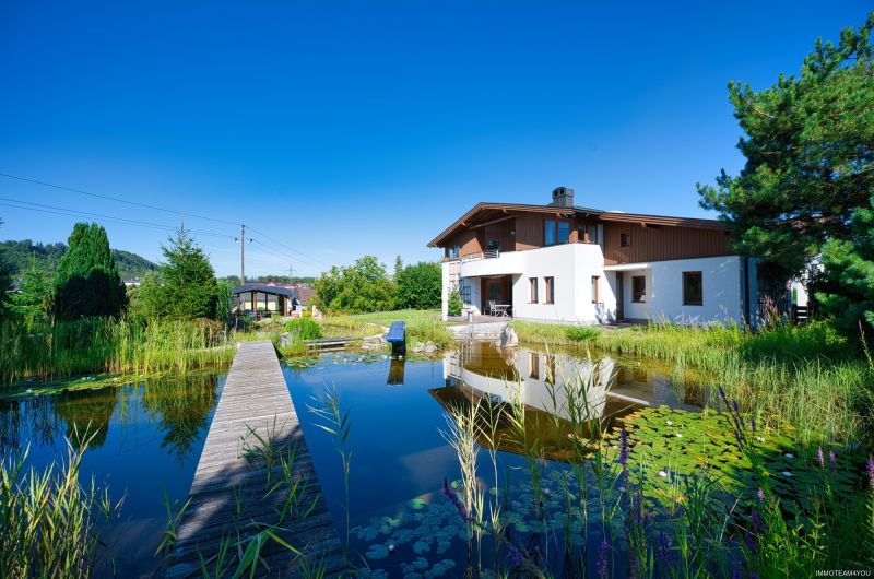 Exklusivit�t und Privatsph�re pur auf 2.610 m2 Grundfl�che! Von der Terrasse in den Schwimmteich.