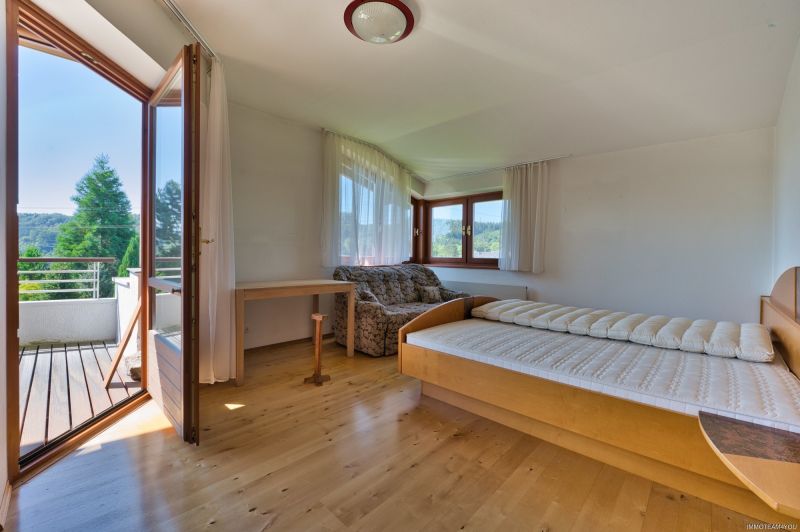 Exklusivit�t und Privatsph�re pur auf 2.610 m2 Grundfl�che! Von der Terrasse in den Schwimmteich. /  / 4840&nbsp;V�cklabruck / Bild 7