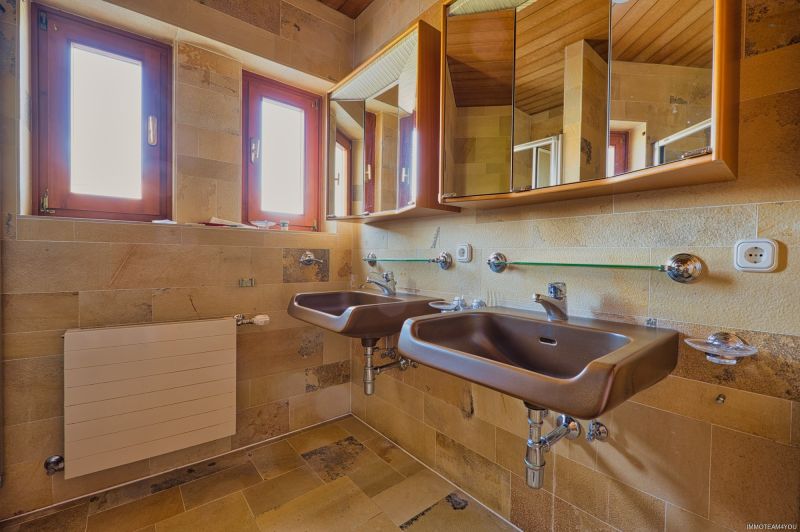 Exklusivit�t und Privatsph�re pur auf 2.610 m2 Grundfl�che! Von der Terrasse in den Schwimmteich. /  / 4840&nbsp;V�cklabruck / Bild 15