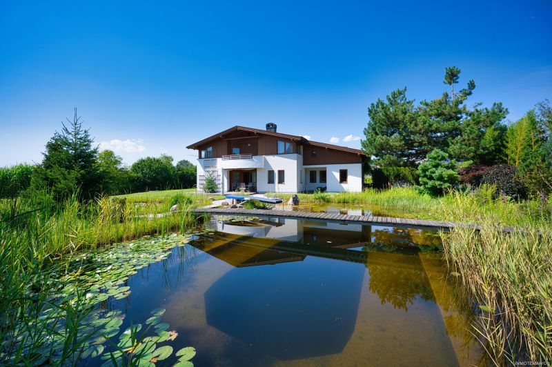 Exklusivit�t und Privatsph�re pur auf 2.610 m2 Grundfl�che! Von der Terrasse in den Schwimmteich. /  / 4840&nbsp;V�cklabruck / Bild 1
