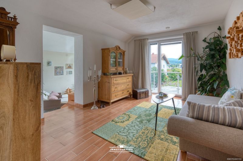 Viel Platz in beliebter Wohngegend, der Attersee nicht weit und riesiger Traumgarten! /  / 4863 Seewalchen / Bild 11