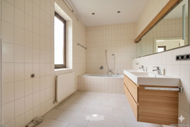Sie brauchen viel Platz? Wir haben die L�sung. Sanierungsbed�rftiges Architektenhaus in bester Lage. /  / 4840&nbsp;V�cklabruck / Bild 12