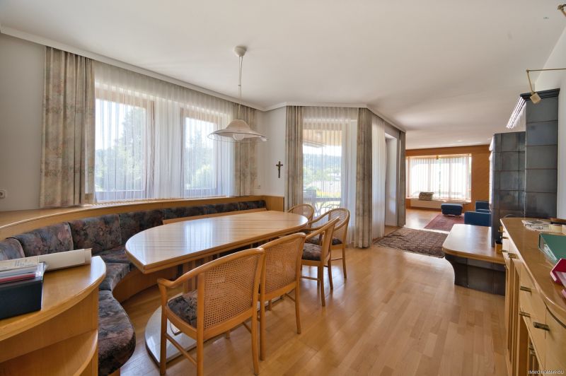 Exklusivit�t und Privatsph�re pur auf 2.610 m2 Grundfl�che! Von der Terrasse in den Schwimmteich. /  / 4840&nbsp;V�cklabruck / Bild 6
