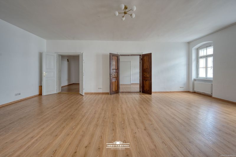 Wohnen im Zentrum mit Altbau-Charme. Raus aus der Masse. Auch als B�ro nutzbar.
Beeindruckenden Raumh�hen. Au�ergew�hnliche Eleganz /  / 4840&nbsp;V�cklabruck / Bild 1