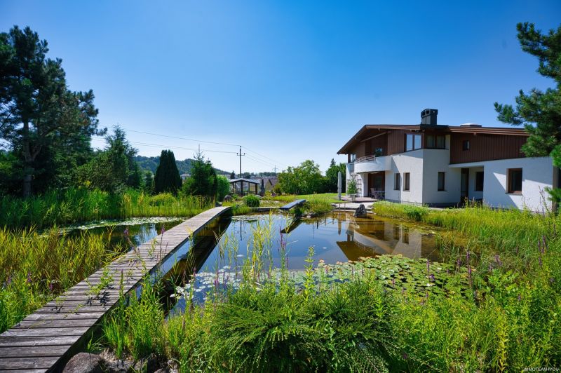 Exklusivit�t und Privatsph�re pur auf 2.610 m2 Grundfl�che! Von der Terrasse in den Schwimmteich. /  / 4840&nbsp;V�cklabruck / Bild 8