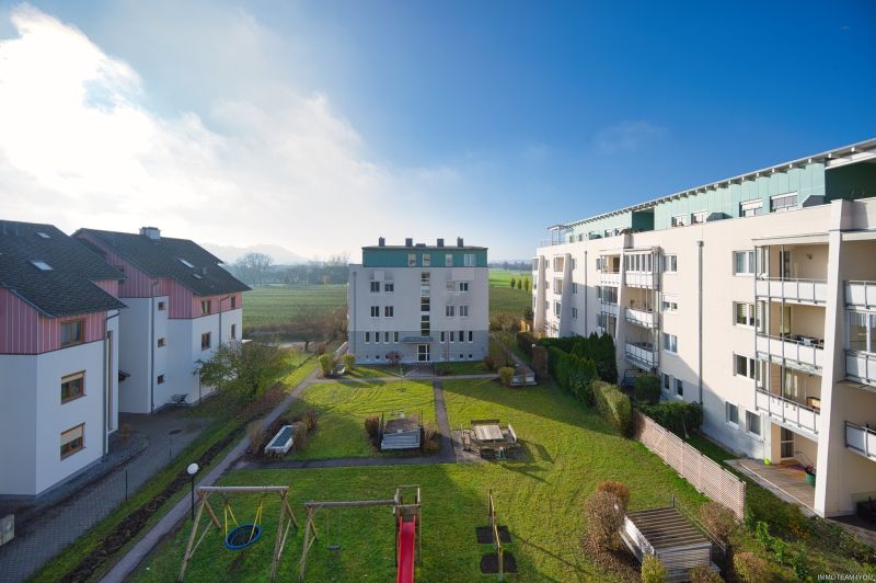 Sonnige 3-Zimmer Wohnung mit Blick ins Gr�ne, Loggia, Kellerraum und Tiefgaragenstellplatz.