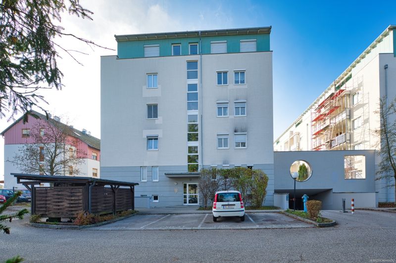 Sonnige 3-Zimmer Wohnung mit Blick ins Gr�ne, Loggia, Kellerraum und Tiefgaragenstellplatz. /  / 4840&nbsp;V�cklabruck / Bild 1