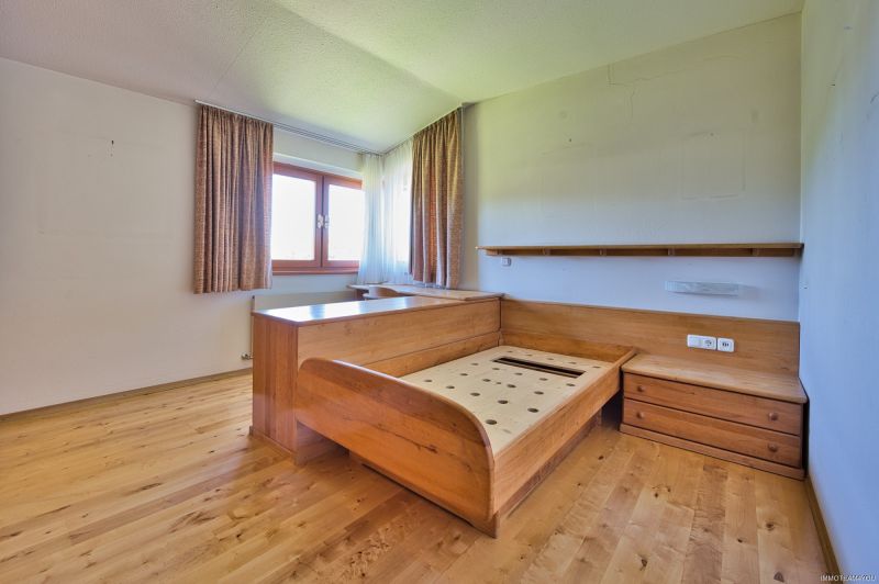 Exklusivit�t und Privatsph�re pur auf 2.610 m2 Grundfl�che! Von der Terrasse in den Schwimmteich. /  / 4840&nbsp;V�cklabruck / Bild 10