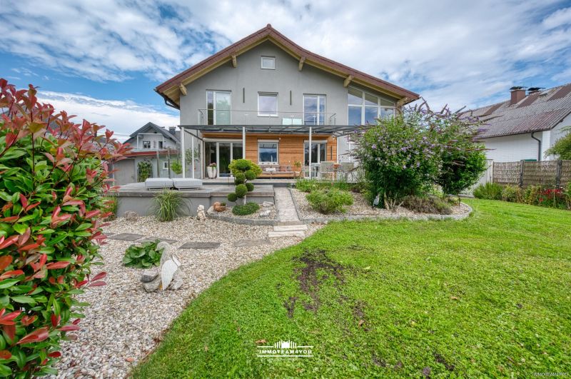 Viel Platz in beliebter Wohngegend, der Attersee nicht weit und riesiger Traumgarten! /  / 4863 Seewalchen / Bild 0