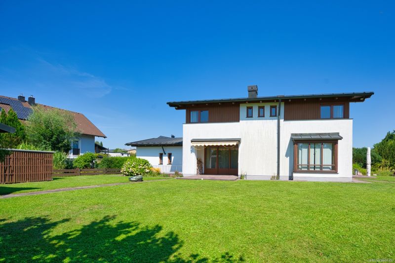 Exklusivit�t und Privatsph�re pur auf 2.610 m2 Grundfl�che! Von der Terrasse in den Schwimmteich. /  / 4840&nbsp;V�cklabruck / Bild 6