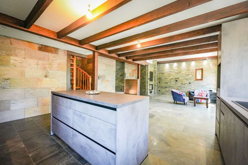 Exklusives Einfamilienhaus mit Pool, Garage, Gartenparadies & hochwertiger Ausstattung nahe Wien /  / 2230 Gnserndorf / Bild 2