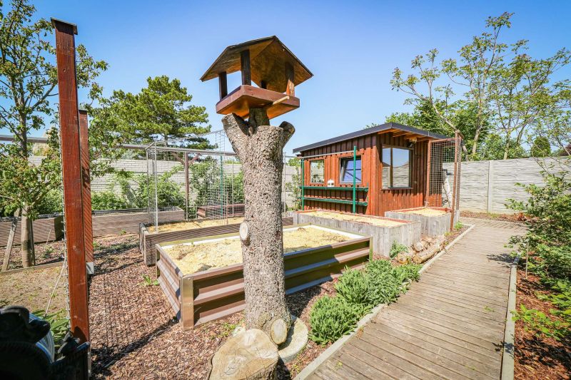 Exklusives Einfamilienhaus mit Pool, Garage, Gartenparadies & hochwertiger Ausstattung nahe Wien /  / 2230 Gnserndorf / Bild 8