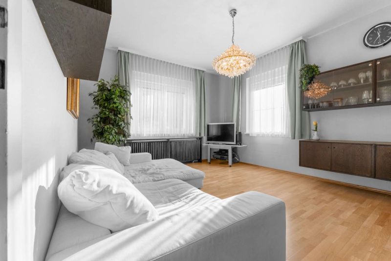 Gro�z�giges Einfamilienhaus mit durchdachtem Grundriss, Keller und zwei Garagen in 2100 Korneuburg