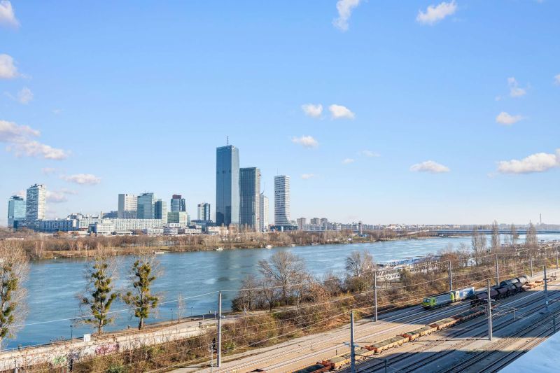 Hochwertige Dachgeschosswohnung mit Donaublick, großer Wohnküche, Klimaanlagen & 4 Zimmern / / 1020 Wien / Bild 1