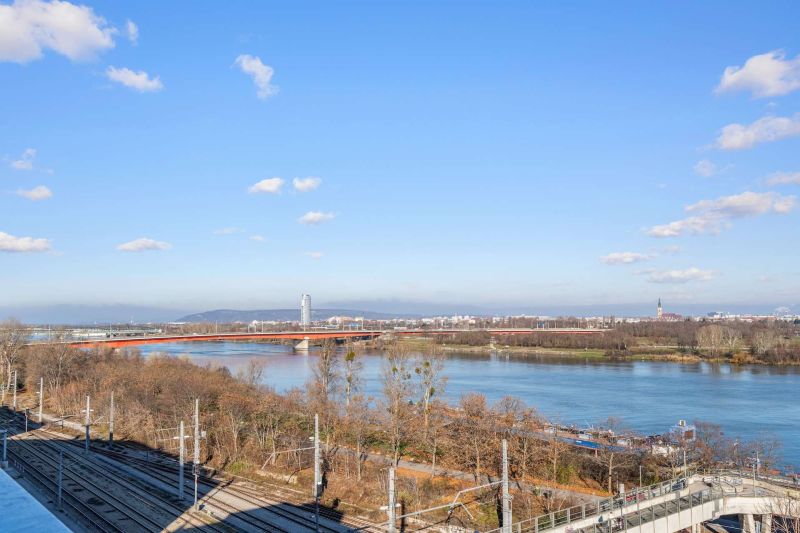 Hochwertige Dachgeschosswohnung mit Donaublick, großer Wohnküche, Klimaanlagen & 4 Zimmern / / 1020 Wien / Bild 0