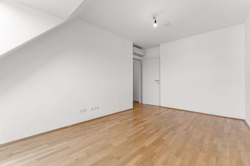 Großzügige 4-Zimmer-Dachgeschosswohnung mit Terrasse & Klimaanlage in 1060 Wien / / 1060 Wien / Bild 1