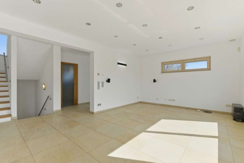 Exklusives Wohnen direkt am Golfplatz - Gehobenes Einfamilienhaus - Keller, Pool, Teich & PV-Anlage /  / 1220&nbsp;Wien / Bild 5