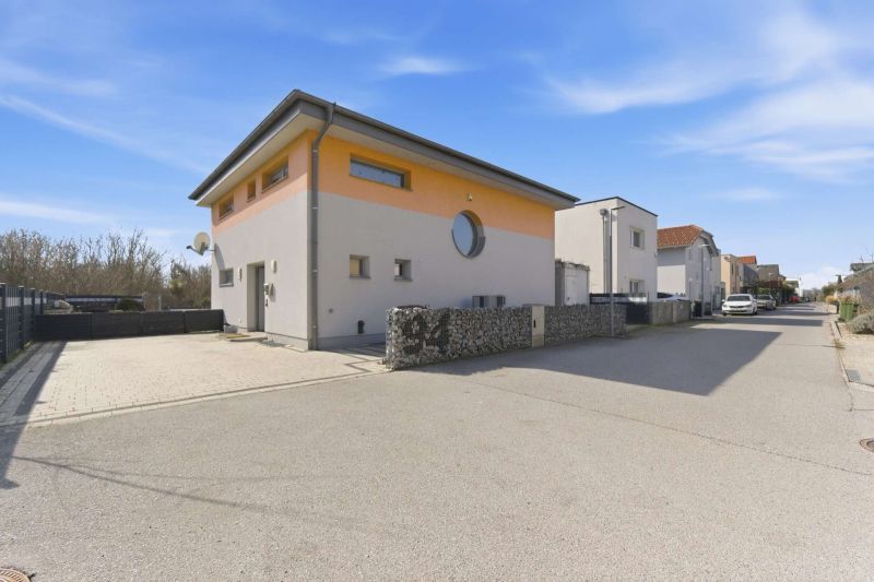 Exklusives Wohnen direkt am Golfplatz - Gehobenes Einfamilienhaus - Keller, Pool, Teich & PV-Anlage /  / 1220&nbsp;Wien / Bild 2