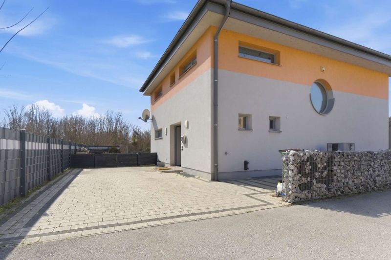 Exklusives Wohnen direkt am Golfplatz - Gehobenes Einfamilienhaus - Keller, Pool, Teich & PV-Anlage /  / 1220&nbsp;Wien / Bild 1