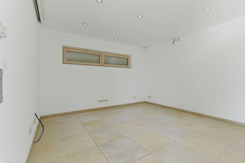 Exklusives Wohnen direkt am Golfplatz - Gehobenes Einfamilienhaus - Keller, Pool, Teich & PV-Anlage /  / 1220&nbsp;Wien / Bild 11