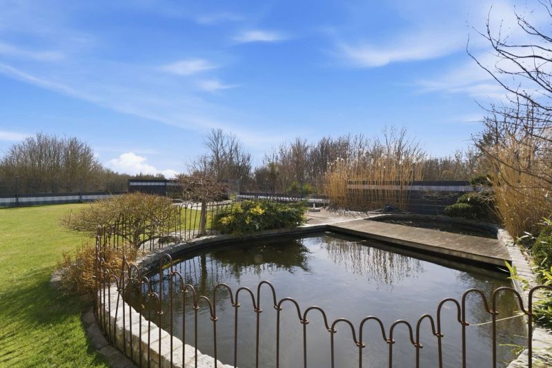 Exklusives Wohnen direkt am Golfplatz - Gehobenes Einfamilienhaus - Keller, Pool, Teich & PV-Anlage /  / 1220&nbsp;Wien / Bild 3