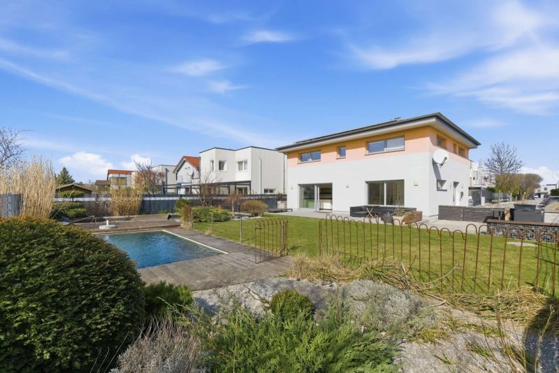 Exklusives Wohnen direkt am Golfplatz - Gehobenes Einfamilienhaus - Keller, Pool, Teich & PV-Anlage