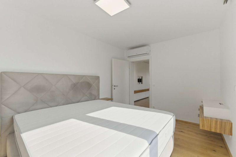 Dachgeschosswohnung mit hochwertigen Ma�m�beln, Terrasse, Klimaanlage & Stellplatz nahe Alten Donau /  / 1220&nbsp;Wien / Bild 0