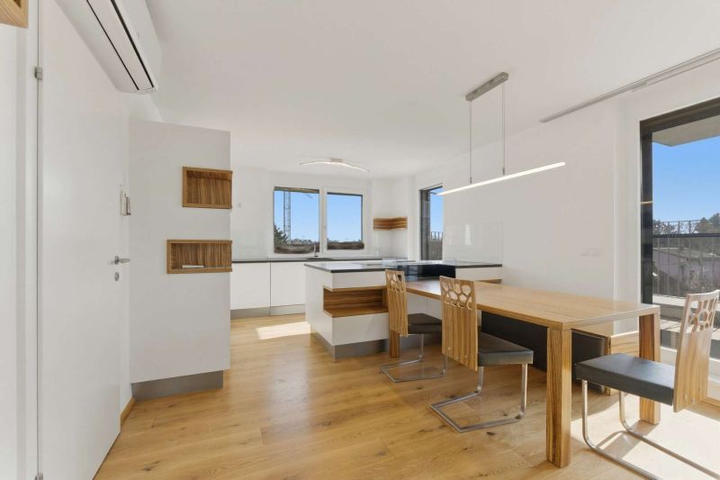 Dachgeschosswohnung mit hochwertigen Ma�m�beln, Terrasse, Klimaanlage & Stellplatz nahe Alten Donau
