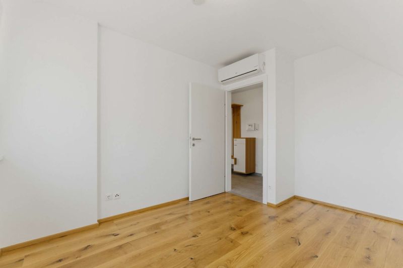 Dachgeschosswohnung mit hochwertigen Ma�m�beln, Terrasse, Klimaanlage & Stellplatz nahe Alten Donau /  / 1220&nbsp;Wien / Bild 6