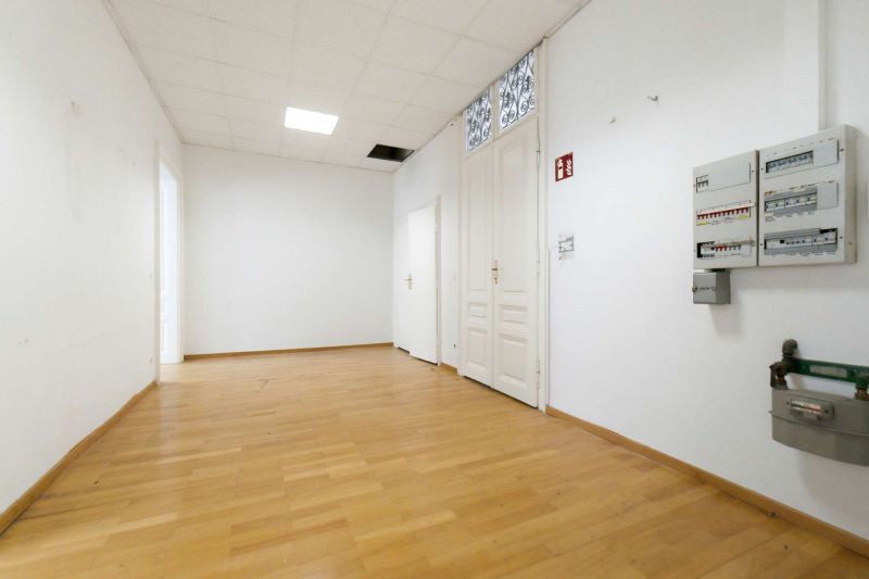 GROSSZ�GIGE 5-ZIMMER-ALTBAUWOHNUNG MIT CA. 161 M� ? WOHNEN UND ARBEITEN IN BEGEHRTER LAGE VON NEUBAU /  / 1070&nbsp;Wien / Bild 2
