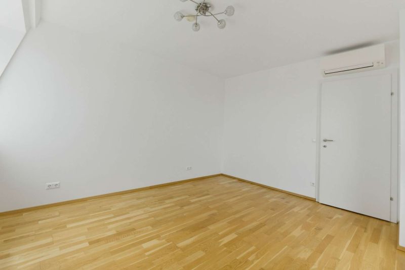 Helle 3-Zimmer-Dachgeschosswohnung mit großer Terrasse & Garage nahe Kagraner Platz / / 1220 Wien / Bild 5